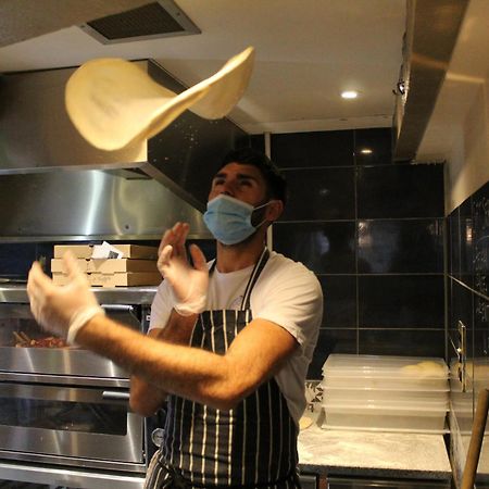 The Pembroke Arms 호텔 Wilton  외부 사진
