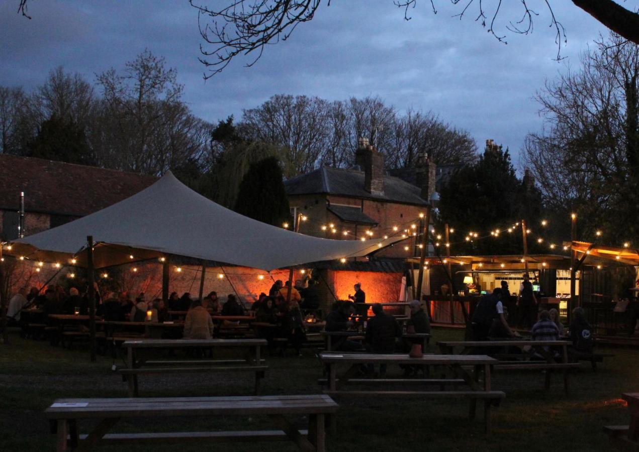 The Pembroke Arms 호텔 Wilton  외부 사진