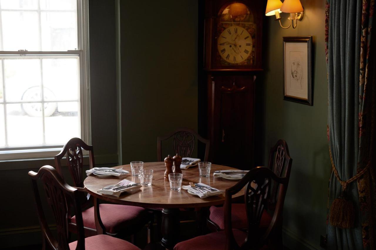 The Pembroke Arms 호텔 Wilton  외부 사진