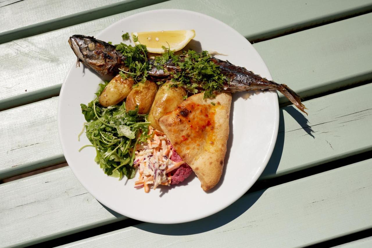The Pembroke Arms 호텔 Wilton  외부 사진