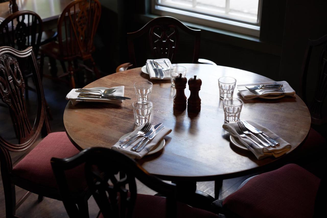 The Pembroke Arms 호텔 Wilton  외부 사진