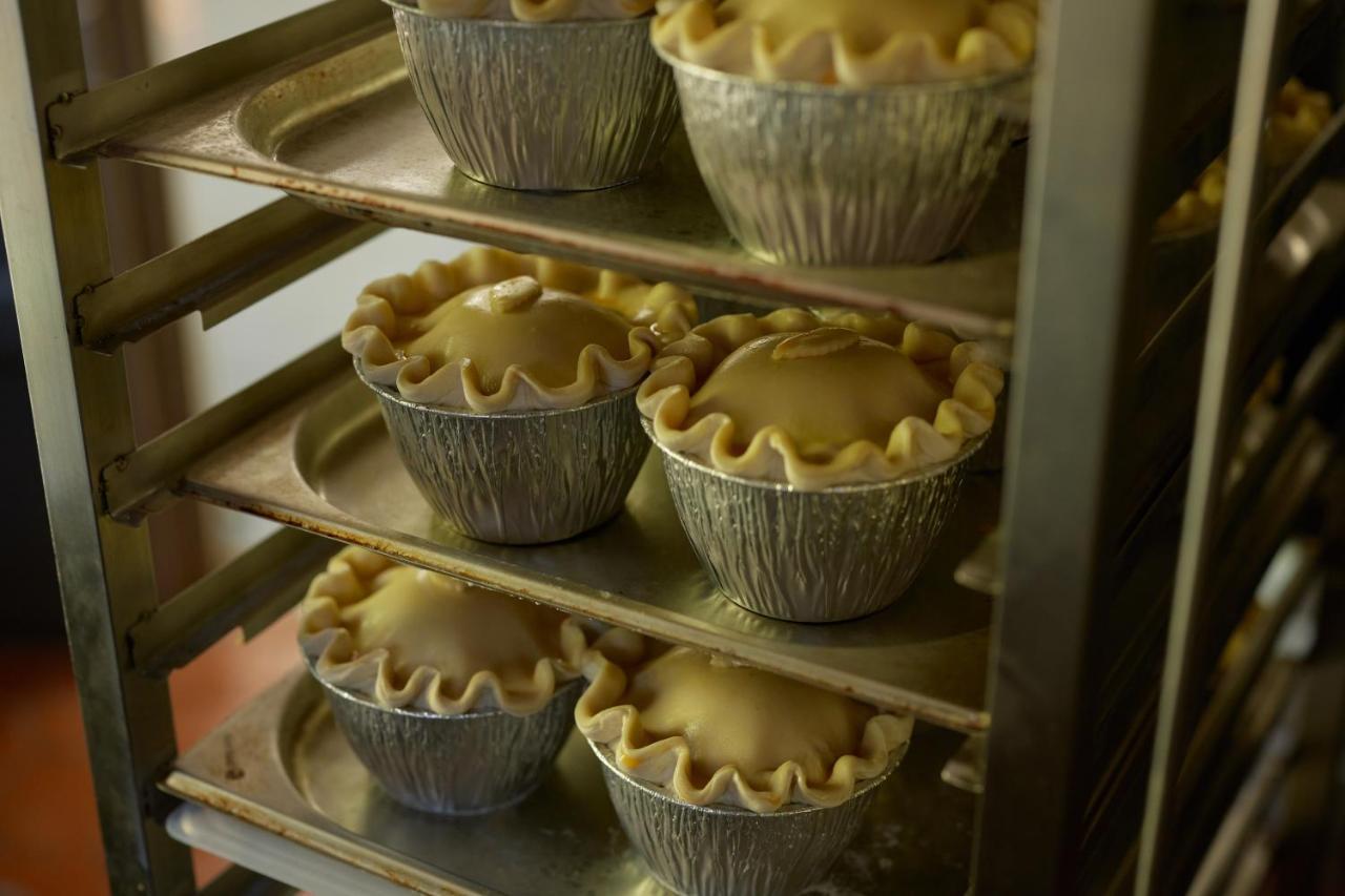 The Pembroke Arms 호텔 Wilton  외부 사진