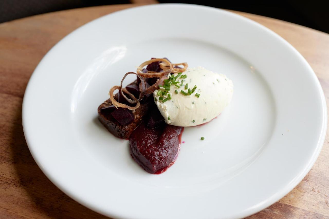 The Pembroke Arms 호텔 Wilton  외부 사진