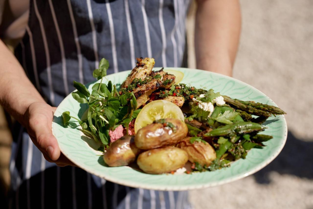 The Pembroke Arms 호텔 Wilton  외부 사진