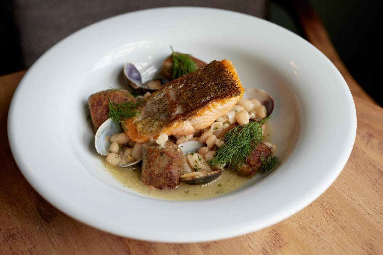 The Pembroke Arms 호텔 Wilton  외부 사진