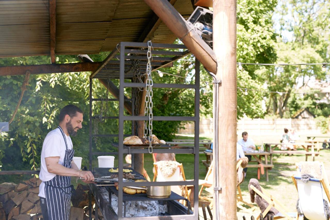 The Pembroke Arms 호텔 Wilton  외부 사진