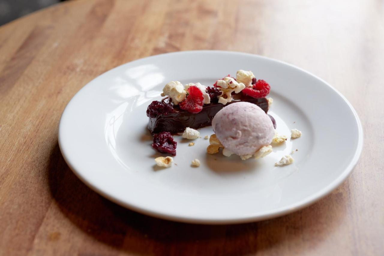The Pembroke Arms 호텔 Wilton  외부 사진
