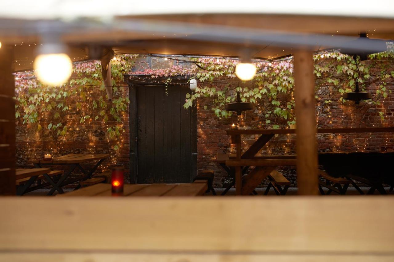 The Pembroke Arms 호텔 Wilton  외부 사진