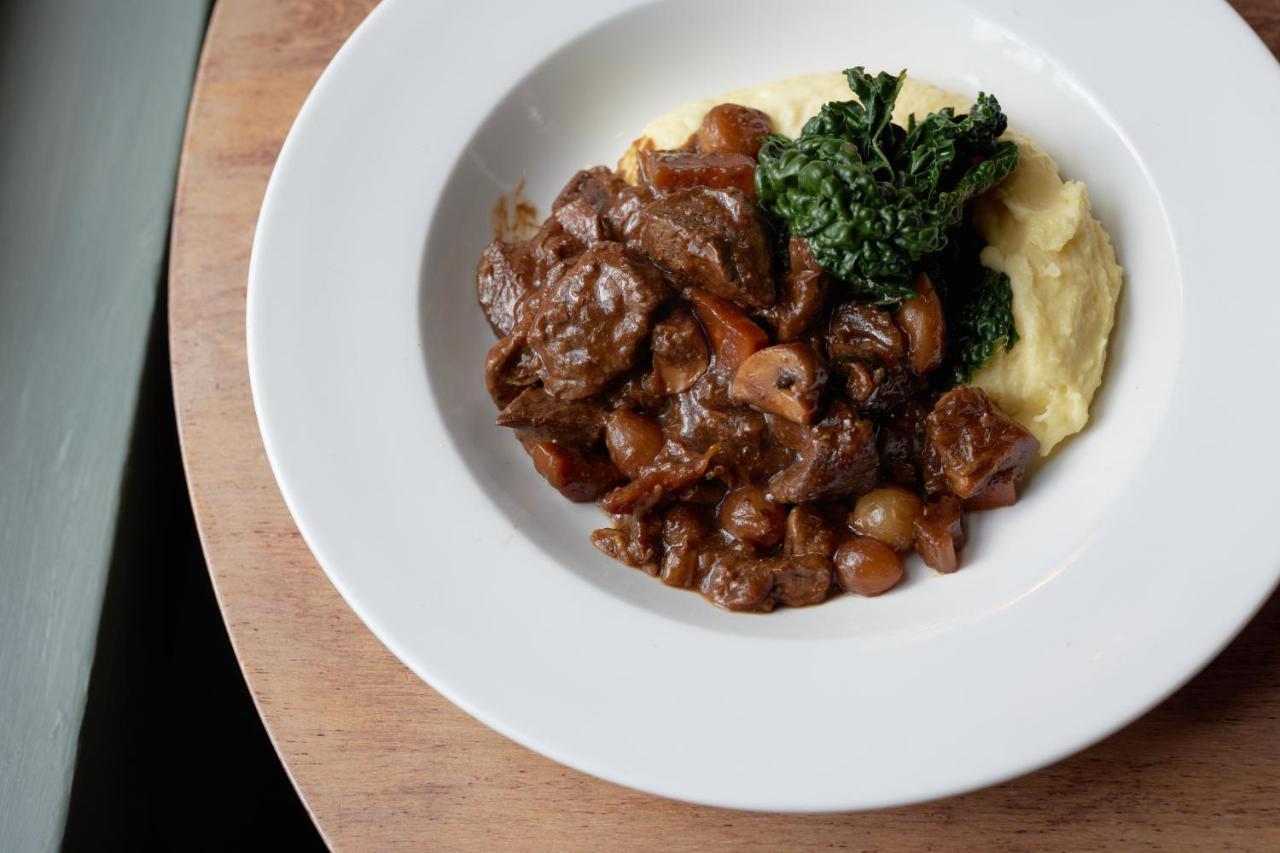 The Pembroke Arms 호텔 Wilton  외부 사진