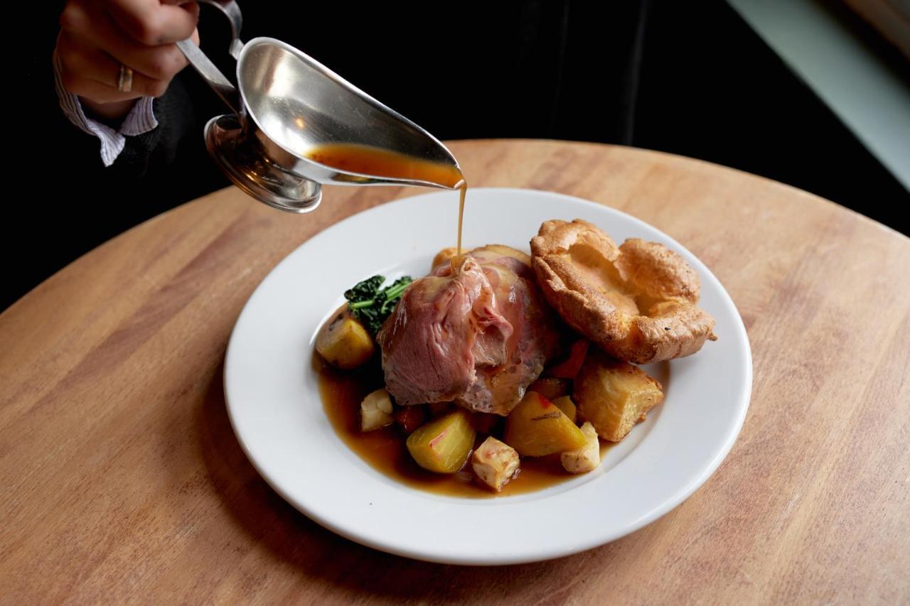 The Pembroke Arms 호텔 Wilton  외부 사진
